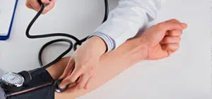 توقيع كشف طبي وإجراء تحاليل مخدرات :